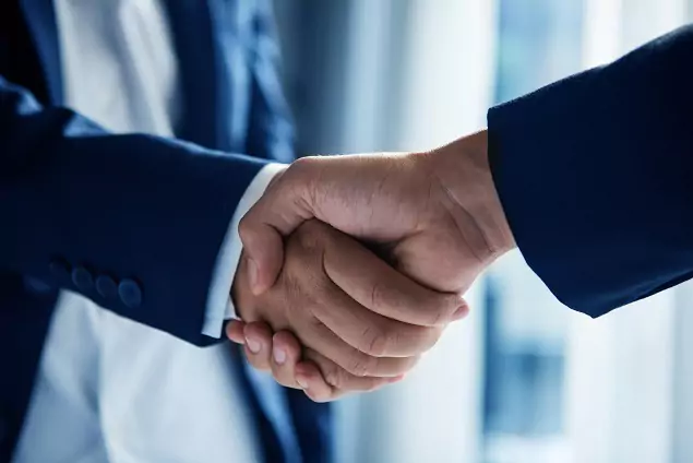 handshake-business-people-shaking-hands-business-2023-06-12-18-17-03-utc-6496fe14a00d7webp - Rustfribord.dk: Professionelle Rustfri Stålborde til Storkøkken og Industri ean